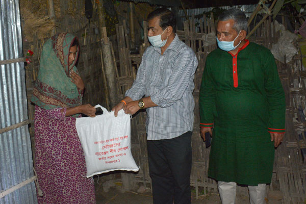 দিনাজপুরে এমপি গোপালের ত্রাণ বিতরণ