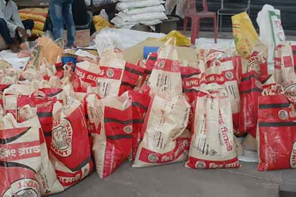 বরিশালে দুস্থদের মাঝে ত্রাণসামগ্রী বিতরণ করল কিং ব্র্যান্ড সিমেন্ট