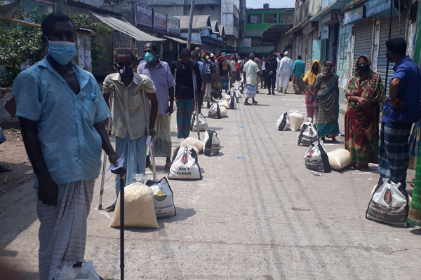 মাদারীপুরে র‌্যাবের উদ্যোগে গরীব ও কর্মহীন মানুষের মাঝে ত্রাণ বিতরণ 