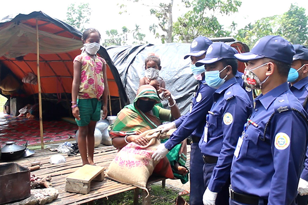 পিরোজপুরে অসহায় মানুষের মাঝে পুলিশের খাদ্য সহায়তা