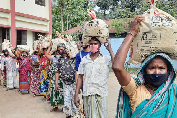 ব্রাহ্মণবাড়িয়ায় জেলা প্রশাসনের ত্রাণ বিতরণ