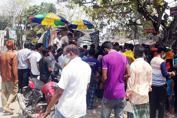 
বাগেরহাটে ওএমএস ও টিসিবির পণ্য 
ক্রয়ে সামাজিক দূরত্ব মানা হচ্ছে না
