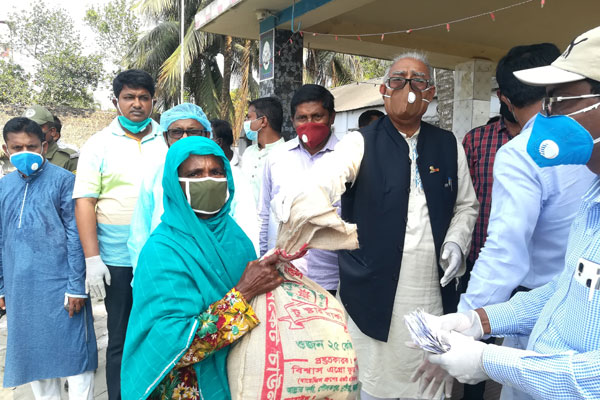 মোংলায় খুলনা সিটি মেয়রের খাদ্যসামগ্রী বিতরণ