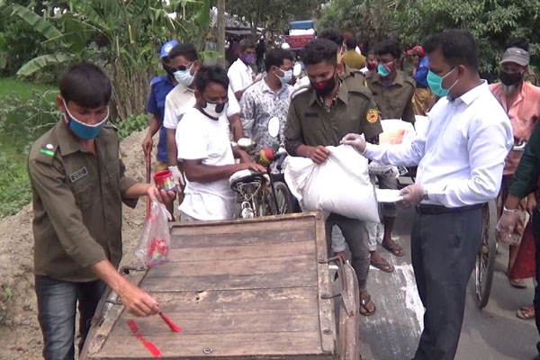 গোপালগঞ্জে দুস্থ পরিবারের মাঝে খাদ্যসামগ্রী বিতরণ