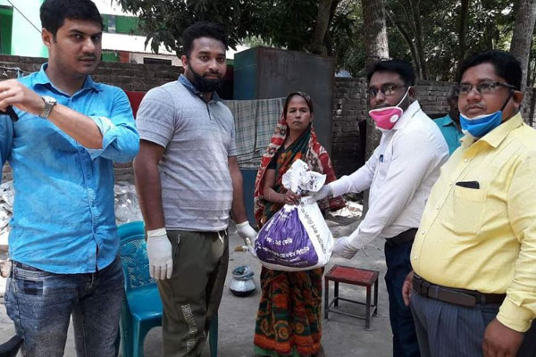 করোনা সংকট মোকাবিলায় শরীয়তপুরে ত্রাণ বিতরণ