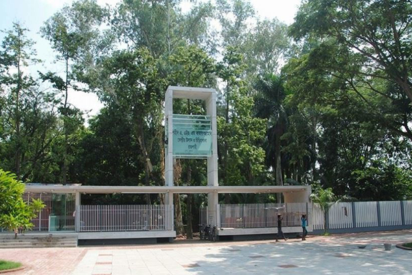 চিড়িয়াখানায় ঢুকে চারটি হরিণ খেল ক্ষুধার্ত  কুকুর!