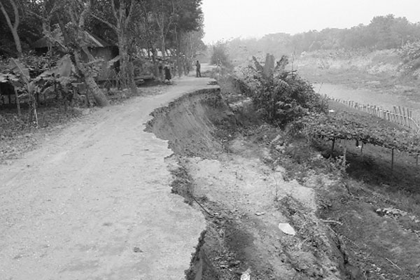 সড়কে ধস, হুমকিতে সেতু