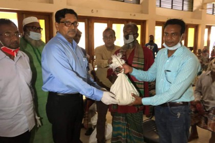 কুষ্টিয়ার মিরপুরে অসহায় পরিবারকে খাদ্য ও স্যানিটেশন সামগ্রী প্রদান