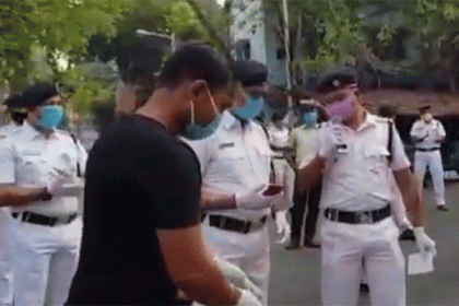 গান গেয়ে শহরবাসীর মনোবল বাড়াল পুলিশ (ভিডিও)
