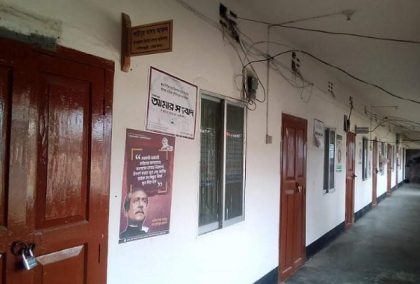 নেত্রকোনায় সরকারি কর্মচারীরা ছুটিতে থাকায় খাদ্য বিতরণে দুর্ভোগ