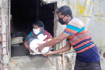 হাতিয়ায় ব্যক্তি উদ্যোগে ৫ হাজার পরিবারকে খাদ্য সহায়তা প্রদান