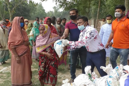 জামালপুরে নিম্ন আয়ের মানুষের মাঝে ত্রাণ বিতরণ