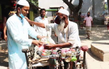 সামাজিক দূরত্ব বজায় রেখে সিংড়ায় কর্মহীনদের মাঝে খাদ্যসামগ্রী বিতরণ