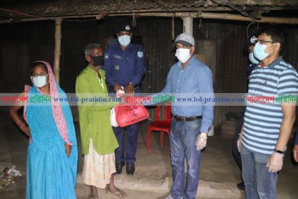 মধ্যরাতে নিম্ন আয়ের মানুষের বাড়িতে খাদ্যসামগ্রী নিয়ে হাজির পুলিশ সুপার