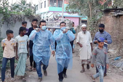 করোনা আতঙ্কে লাশের পাশে নেই কেউ, দাফন করল পুলিশ