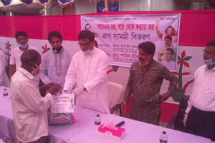 কুষ্টিয়ায় অসহায় দুস্থদের মাঝে ত্রাণ বিতরণ