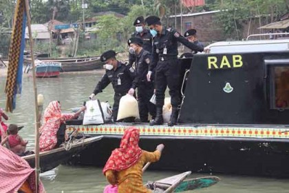 বরিশালে কর্মহীন মানুষের ঘরে ঘরে খাদ্যসামগ্রী বিতরণ 