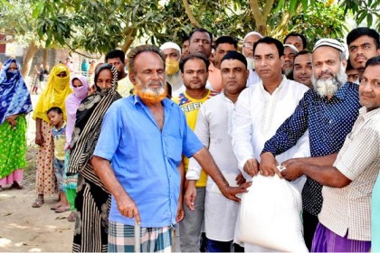 বগুড়ায় কর্মহীন ২০০ মানুষের মাঝে খাদ্য সামগ্রী বিতরণ