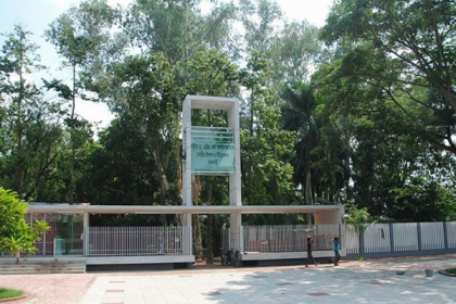 চিড়িয়াখানায় ঢুকে চারটি হরিণ খেল ক্ষুধার্ত  কুকুর!
