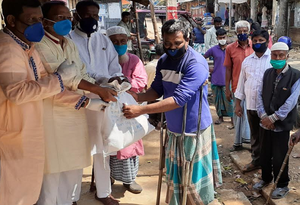 শ্রীপুরে কর্মহীন ২৫০ পরিবারের মাঝে খাদ্যসামগ্রী বিতরণ
