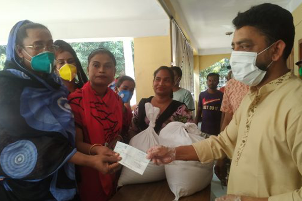 সোনারগাঁয়ে হিজড়া-প্রতিবন্ধীদের মাঝে ত্রাণ সামগ্রী বিতরণ