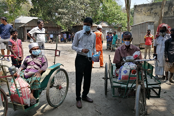 নাগরপুরে কর্মহীন জনগণের দ্বারে দ্বারে ইউএনও