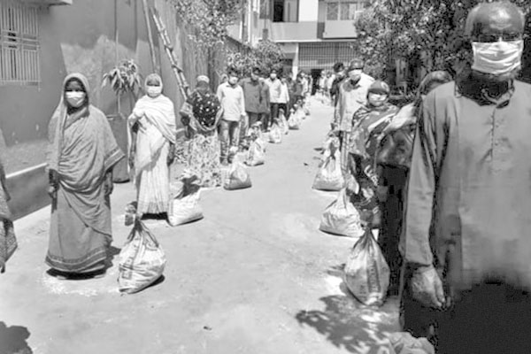 খাদ্যসামগ্রী বিতরণ করেন