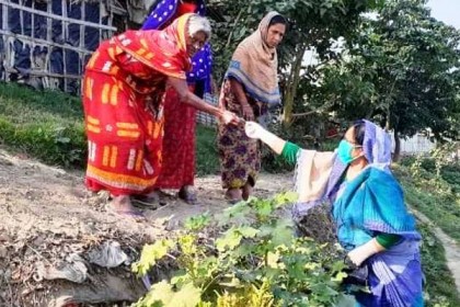 চাঁপাইনবাবগঞ্জে কর্মহীন মানুষদের খাদ্য সামগ্রী ও আর্থিক সহায়তা