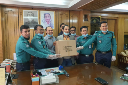 ট্রাফিক পুলিশকে ২৫ হাজার মাস্ক দিল বসুন্ধরা