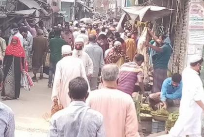 বরগুনায় কেউ মানছেন না সামাজিক দুরত্ব, অসহায় প্রশাসন