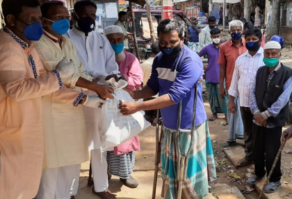 শ্রীপুরে কর্মহীন ২৫০ পরিবারের মাঝে খাদ্যসামগ্রী বিতরণ
