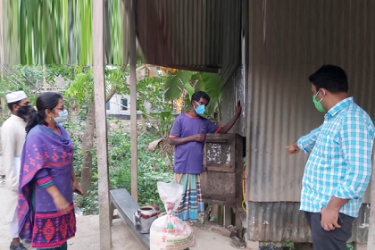 করোনায় কর্মহীনদের হাতে খাবার তুলে দিলেন ইউএনও