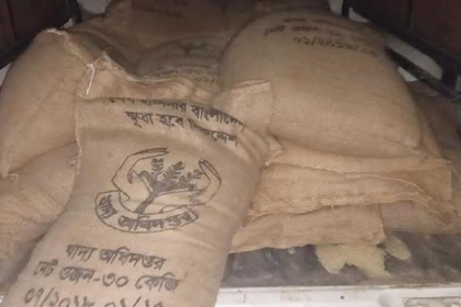 বাগেরহাটে পাচার হওয়া ১৮ বস্তা সরকারি চালসহ দোকানদার গ্রেফতার 