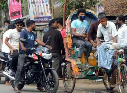 ঝালকাঠিতে নিয়ম না মেনে লোক সমাগম, ঢাকায় ফিরতে জটলা