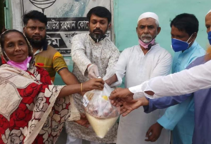 লালবাগে দুস্থদের পাশে দাঁড়িয়েছে রওনাক স্পোর্টিং ক্লাব