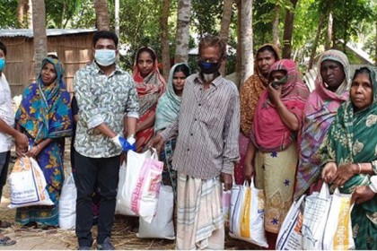 ফরিদপুরে যুবলীগ নেতার ত্রাণ বিতরণ