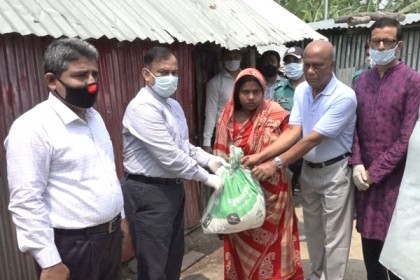 বরিশালে কর্মহীন মানুষের ঘরে ঘরে খাদ্য সহায়তা 