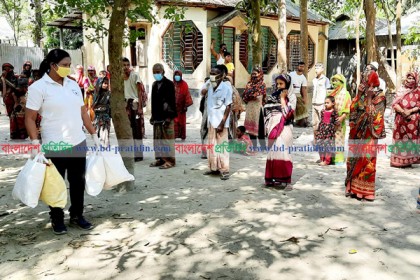 আসুন আমরা যে যতটুকু পারি, অসহায় মানুষের পাশে দাঁড়াই : ফুটবলার রেহানা