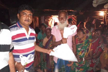 নাটোরে দরিদ্র মানুষের মাঝে খাদ্যসামগ্রী বিতরণ