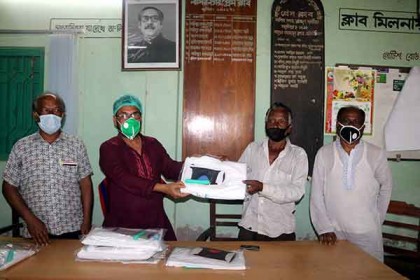 নাসিরনগরে সাংবাদিক, চিকিৎসক, পত্রিকার হকার ও পুলিশের মাঝে পিপিই বিতরণ
