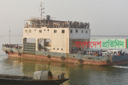 দৌলতদিয়া ঘাটে ঢাকামুখী মানুষের উপচে পড়া ভিড়