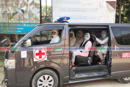 রাজবাড়ীতে রোগীদের বাড়ি যাচ্ছেন ডাক্তার