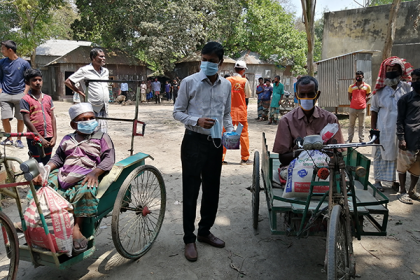 নাগরপুরে কর্মহীন জনগণের দ্বারে দ্বারে ইউএনও