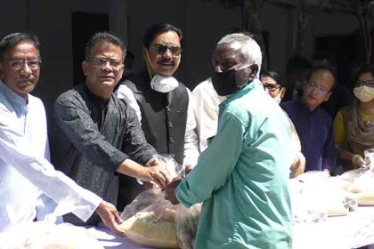 নীলফামারীতে দুই হাজার মানুষের পাশে দাঁড়ালেন এমপি নূর