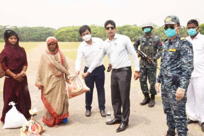 ভোলায় হিজড়া ও বেদে 
পরিবারে ত্রাণ বিতরণ 
