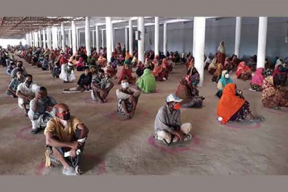 সামাজিক দূরত্ব মেনে ১২০০ মানুষকে খাদ্য সহায়তা