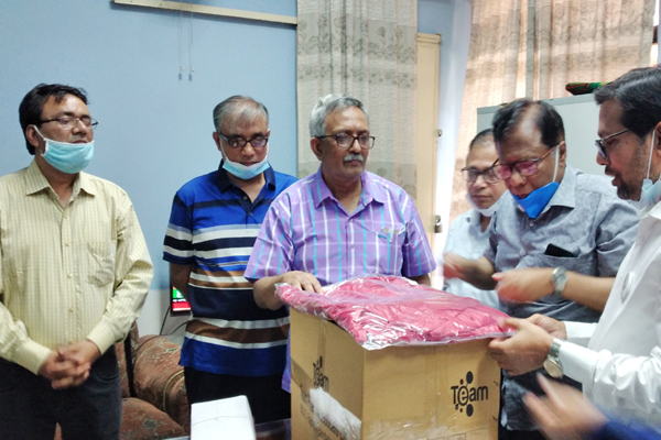 রাজশাহীর চিকিৎসকদের পিপিই দিলেন বাদশা