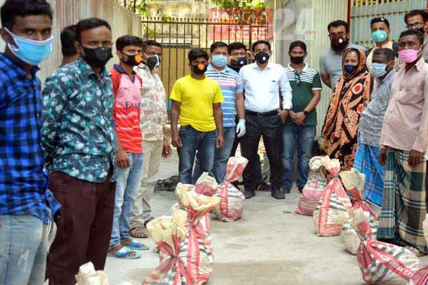 বগুড়ায় কর্মহীন নির্মাণশ্রমিকদের ত্রাণ দিল বসুন্ধরা সিমেন্ট