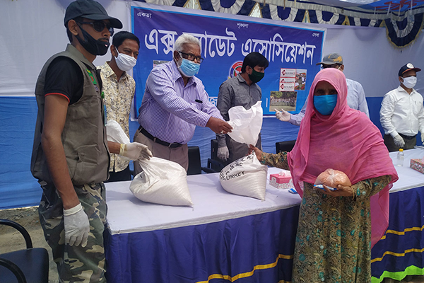 জামালপুরে কর্মহীনদের পাশে এক্স-ক্যাডেট এসোসিয়েশন