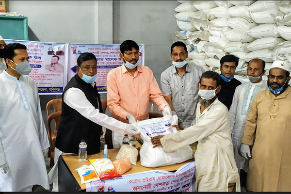 মানিকগঞ্জে যুবলীগের উদ্যোগে ত্রাণ বিতরণ